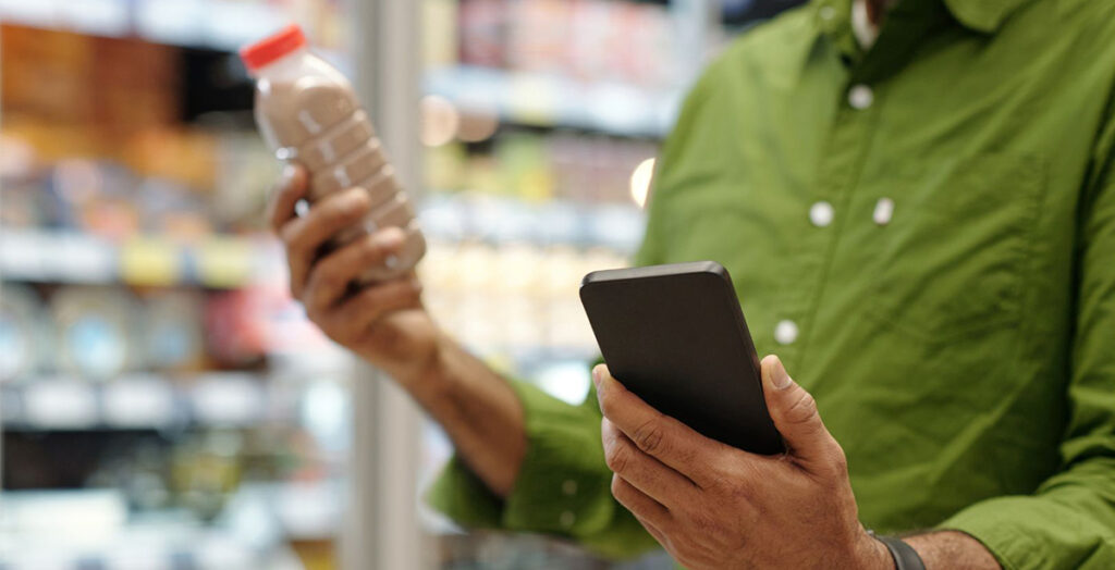 HEADING ONE – 1 Persona che controlla tramite app le caratteristiche di un prodotto al supermercato