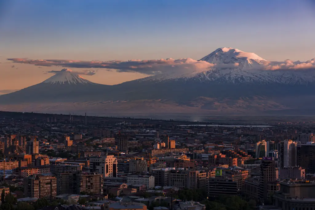 COP17 Yerevan – vista sulla città e il monte Ararat Vista di Yerevan con il monte Ararat innevato sullo sfondo al tramonto